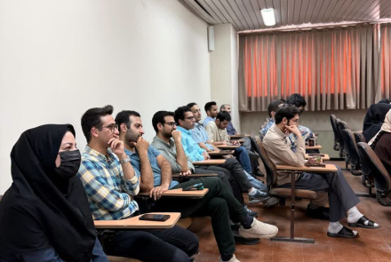 نشست صمیمانه دانشجویان تحصیلات تکمیلی و استادان دانشکده فیزیک 
