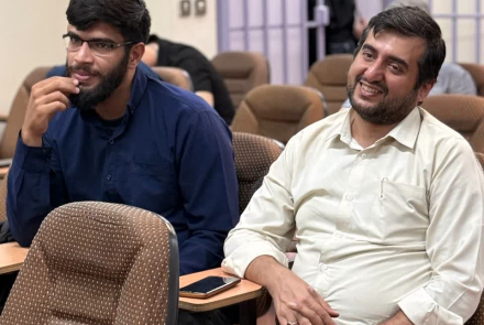 نشست صمیمانه دانشجویان تحصیلات تکمیلی و استادان دانشکده فیزیک 